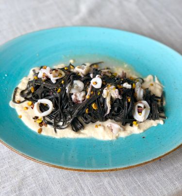  tagliolini nero di seppia in bisque di gamberi, calamari su crema di mandorle - cover