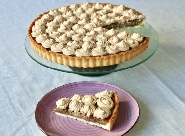 Tart con crema frangipane alle nocciole, tocchetti di rabarbaro e crema diplomatica alle rose - cover