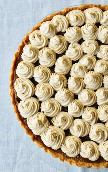 Tart con crema frangipane alle nocciole, tocchetti di rabarbaro e crema diplomatica alle rose - zoom