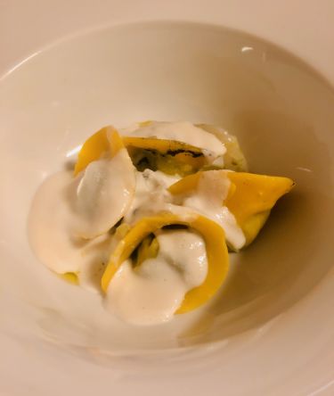 Taverna Migliore a Modica - tortelli ripieni al nero di seppia con crema di latte di mandorla siciliana