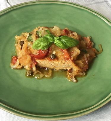 Tonno in agrodolce con cipolle, pomodorini, capperi