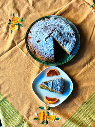 torta all'arancia con pezzetti di cioccolato fondente e marmellata d'arancia - overview