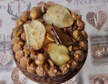 torta al cioccolato, crema pasticcera ai marroni, pere e castagne caramellate e chips di pere