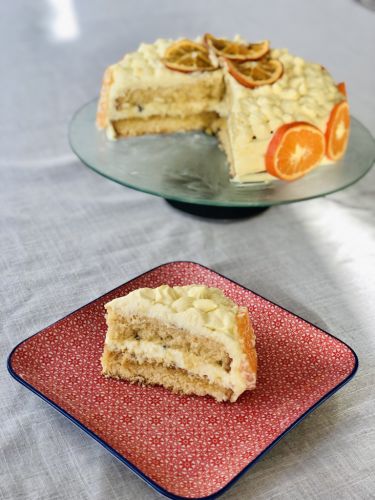 Torta Pan di Spagna con crema diplomatica al mandarinetto e gocce di cioccolato - fetta