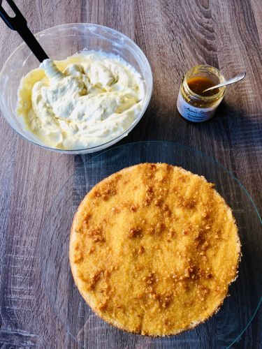 Torta Pan di Spagna, crema diplomatica al mandarinetto e gocce di cioccolato - marmellata di mandarino
