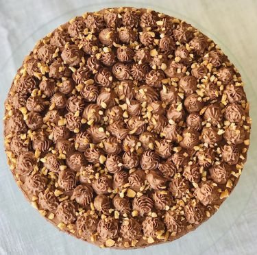 Torta Pan di Spagna al profumo di fichi d'India, crema pasticcera alla mandorla, mousse al cioccolato - intera