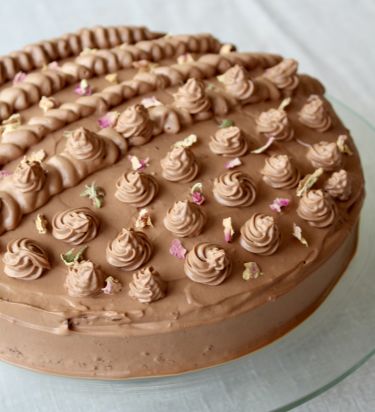 Torta Pan di Spagna al cacao, mousse al cioccolato e sentori di rosa - laterale