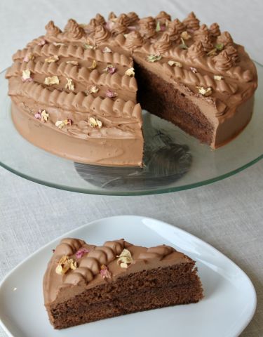 Torta Pan di Spagna al cacao, mousse al cioccolato e sentori di rosa - fetta