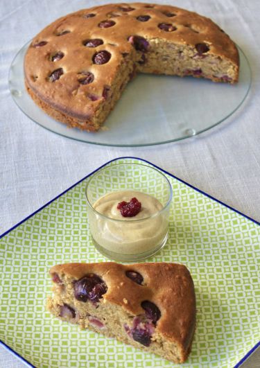 Torta leggera alle ciliegie e mandorle con soli albumi, niente burro, olio d'oliva