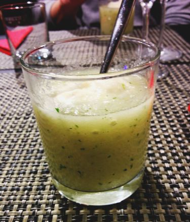 Gelato alla vaniglia con affogato in un mix di melone giallo, menta e gin