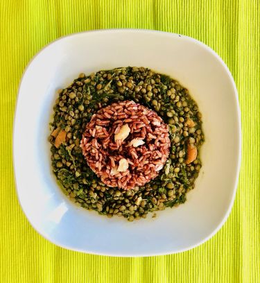 zuppetta di lenticchie verdi e riso rosso con mandorle - frontale