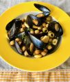 Cozze sfumate al vino bianco, lupini, ceci e salmoriglio mediterraneo