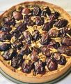 Crostata con crema pasticcera alla mandorla, frolla integrale e prugne alla cannella