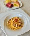 Linguine al succo di fichi d'India, pancetta e mandorle tostate