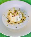 Mini bavaresi allo yogurt e vaniglia, granella di pistacchi e sciroppo aromatico al miele