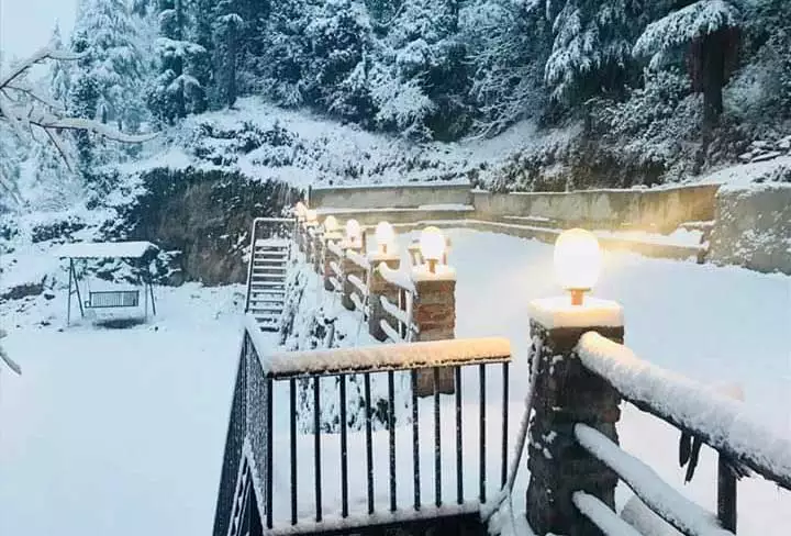 Dhanaulti Receives First Snowfall