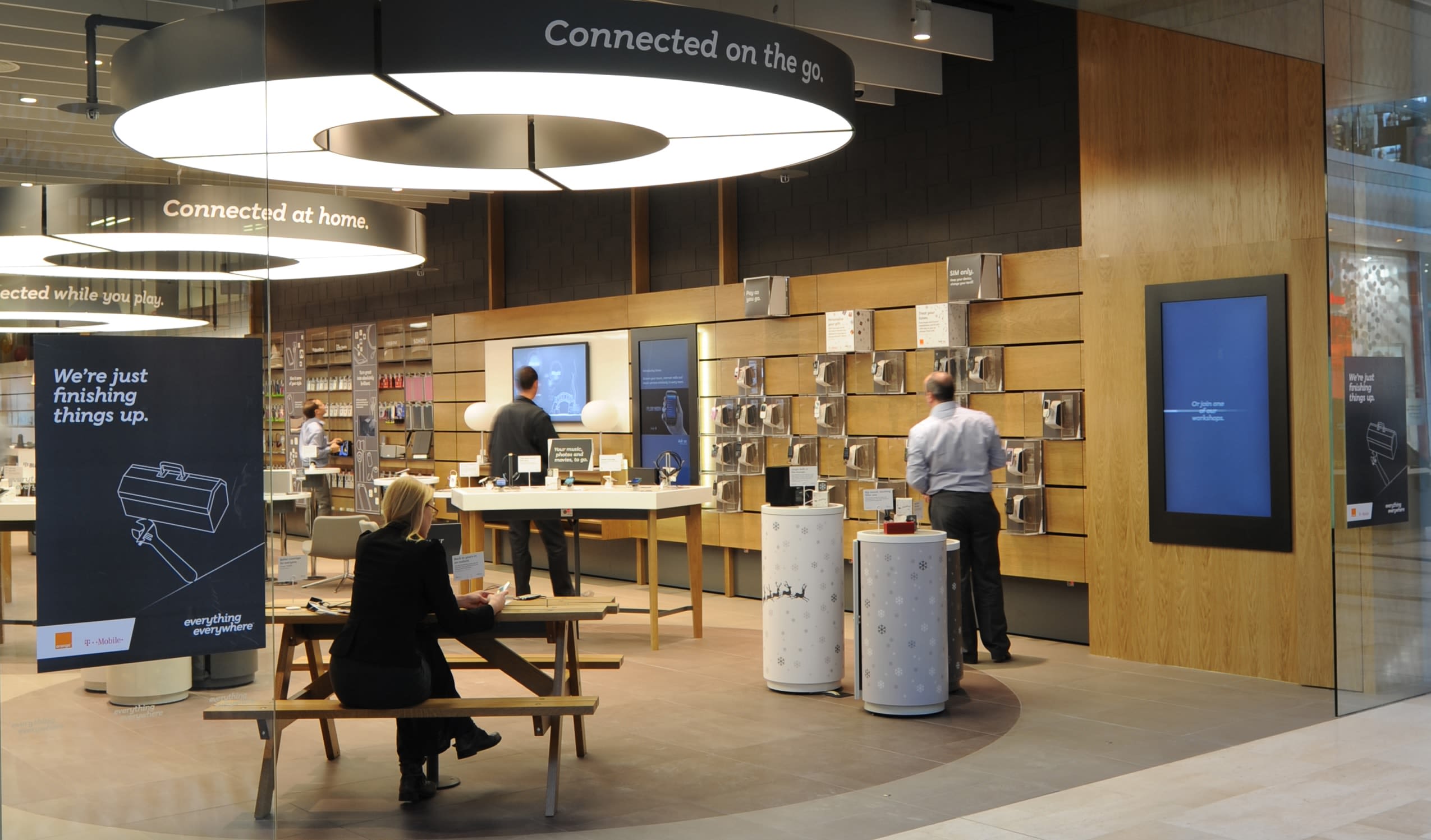 EE front of store