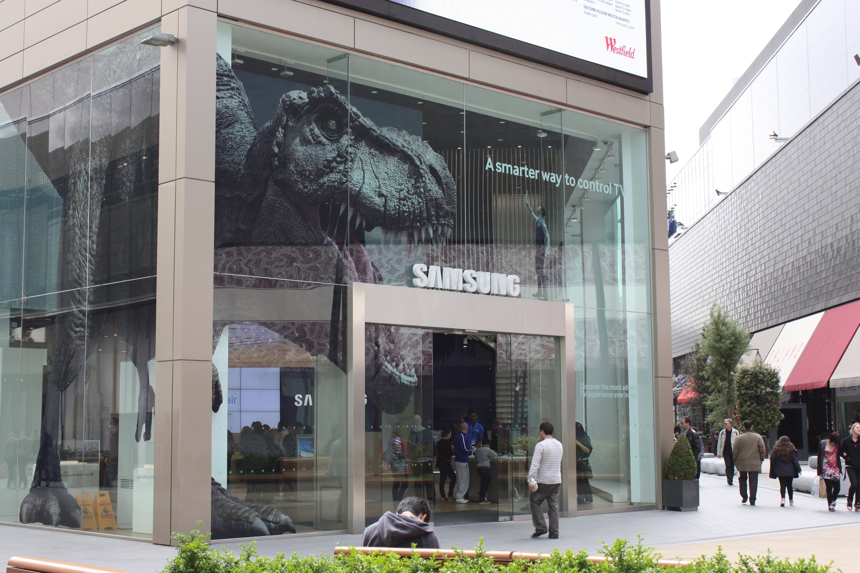 Daytime shot of Samsung storefront