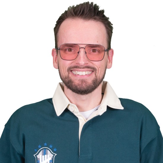 Man wearing TheraSpecs FL-Pro in Flynn style