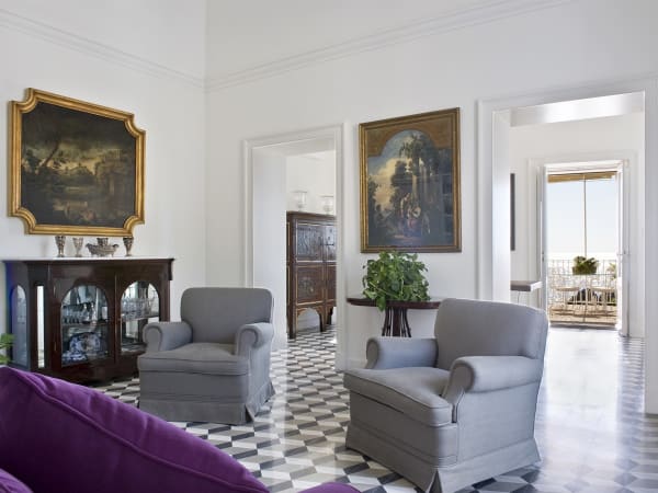 The comfortably and stylishly furnished living room...