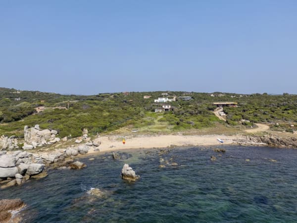 A Rena, in the centre, occupies a privileged seafront position with direct access to a beach.
