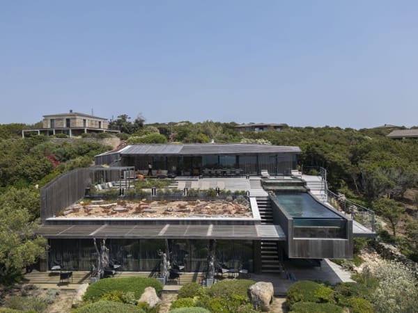 Remarkable design, space galore, and a truly unique infinity pool with a glass-fronted deep end.