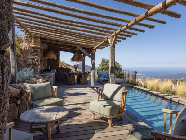 Spellbinding views, a tempting heatable pool, a sitting area, and a shady al fresco dining area - all you could need.