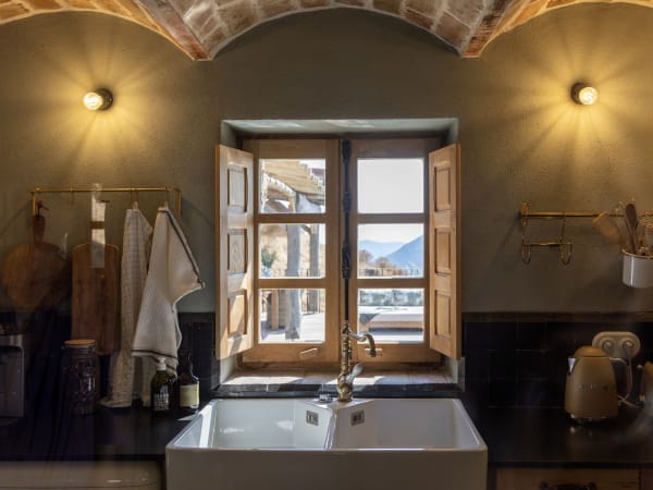 A detail of the beautifully designed kitchen with its wavy barrel-vaulted ceiling.