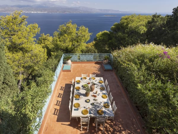 Villa Aetos's splendid al fresco dining area with its views out to sea.