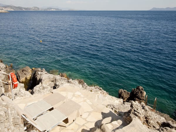 The bathing area and sea access.