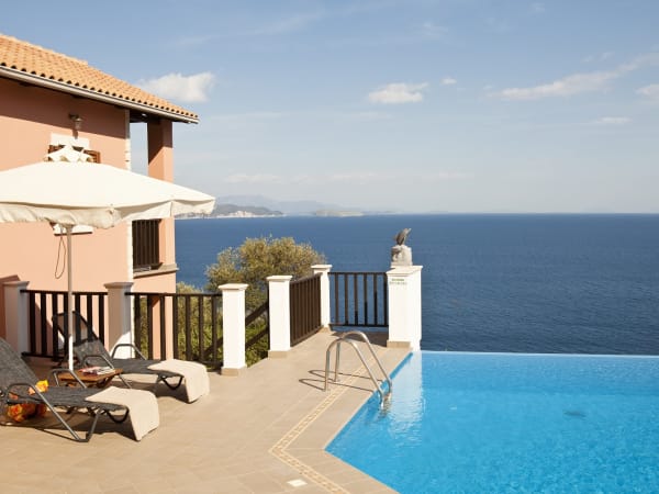 The pool with sea view.