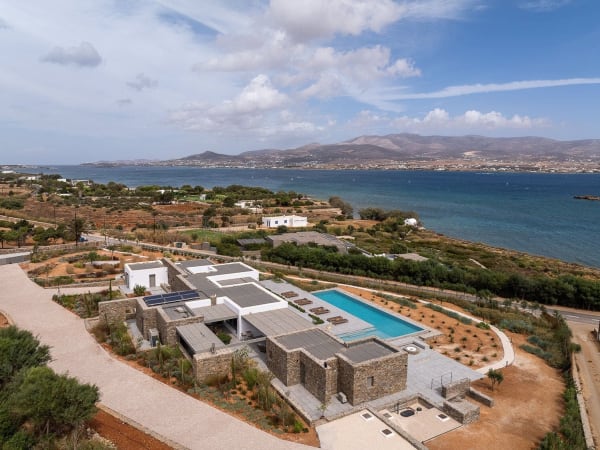 Anise sits in a privileged position just above the sea and with easy access to Antiparos Town and plenty of beaches.