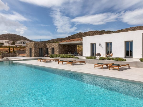 Choose your sun lounger and settle in for a day of pure relaxation.