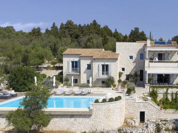 Inoe's multi-faceted form, its pool and its emerald surroundings.