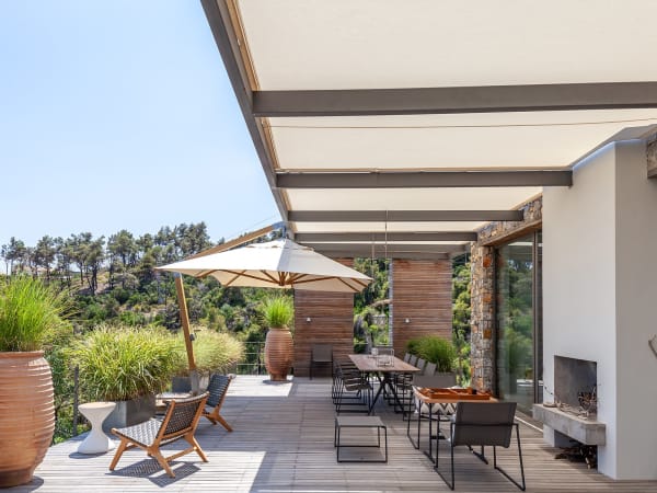 The shady terrace with plenty of space for everyone.