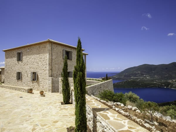 Glittering seas, blue skies and dramatic landscapes: arrival at Ortikia!