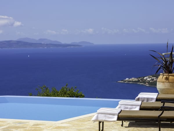 Few swimming pools can boast such a spectacular panorama!