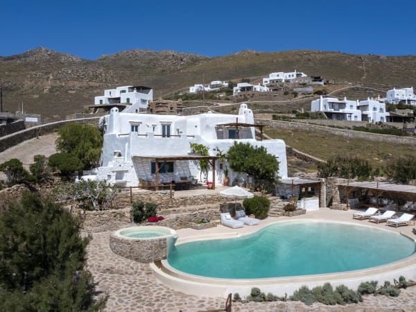 Remvy, its pool, Jacuzzi and terraces.