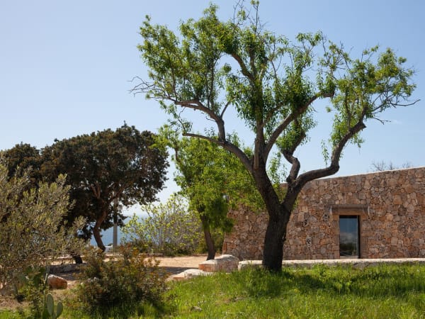 Approaching Il Tomaro through the gardens.