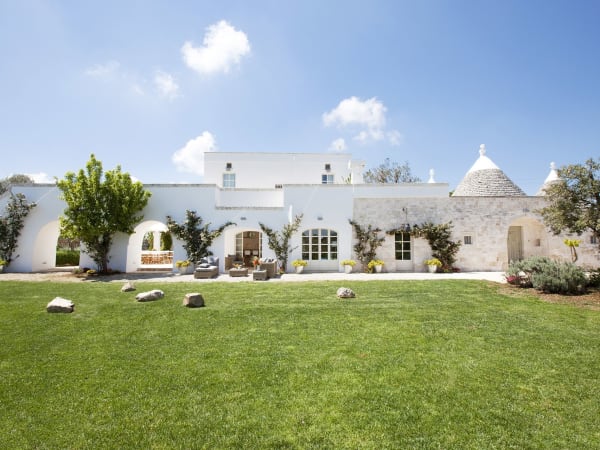 The elegant façade of Trullo Rosmarino.