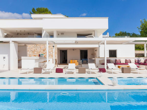 The splendid pool with the villa behind.