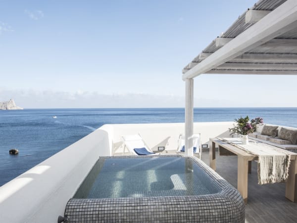 The panoramic tub on the roof terrace.