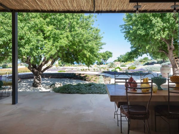 The al fresco dining area at Tenuta Baroniblei with its calming garden views.