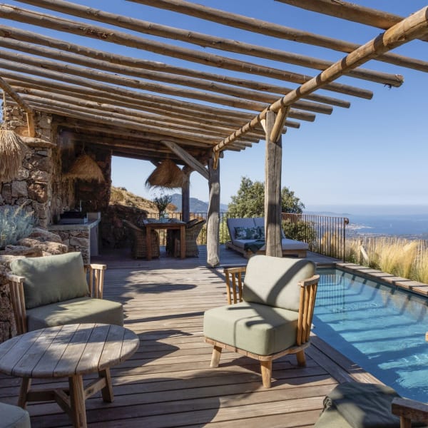 Spellbinding views, a tempting heatable pool, a sitting area, and a shady al fresco dining area - all you could need.