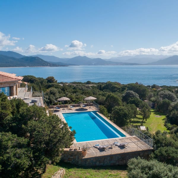 Villa Fa and its pool occupy an unrivalled position ovelooking the Gulf of Valinco and the Tyrrhenian Sea.