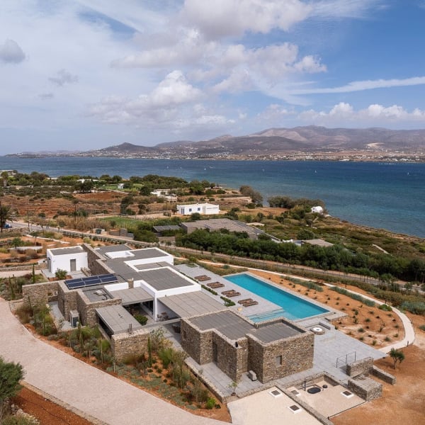 Anise sits in a privileged position just above the sea and with easy access to Antiparos Town and plenty of beaches.