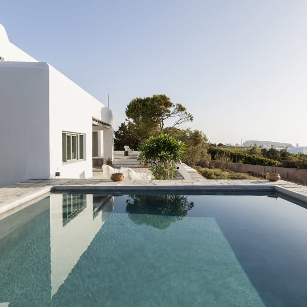 The enticing pool.
