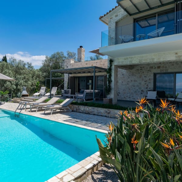 Lina, its pool and its terraces.