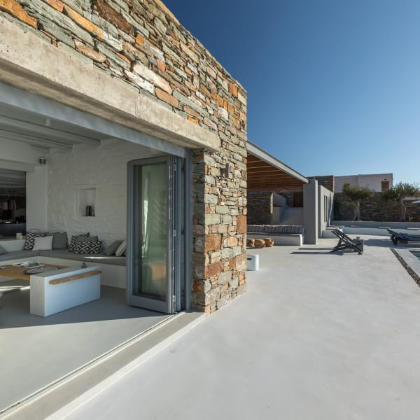 The sea-facing terrace runs along the entire façade of the house.
