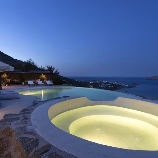 The wonderful pool with its Jacuzzi above.